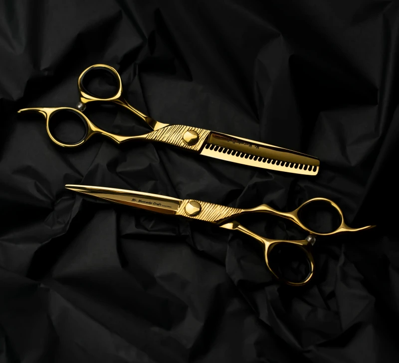zestaw-profesjonalne-nozyczki-degazowki-fyzjerskie-mr-mustache-gold-craft-5,5-1.webp